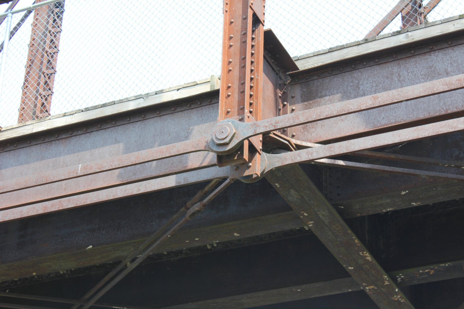 Lower connection